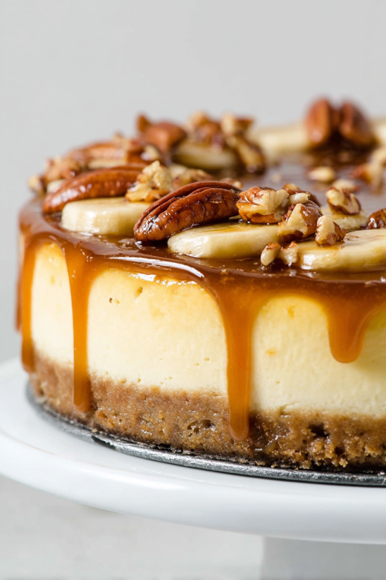 Eine Bananas Foster Cheesecake mit Bananen, Walnüssen und Karamell.
