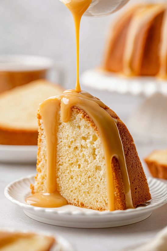 Ein Stück RumChata Pound Cake mit einer Schmelzenden Schicht von RumChata auf der Oberseite.