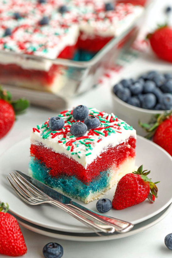 Ein Cake mit drei Schichten, die Farben der amerikanischen Flagge repräsentieren, auf einem Teller.