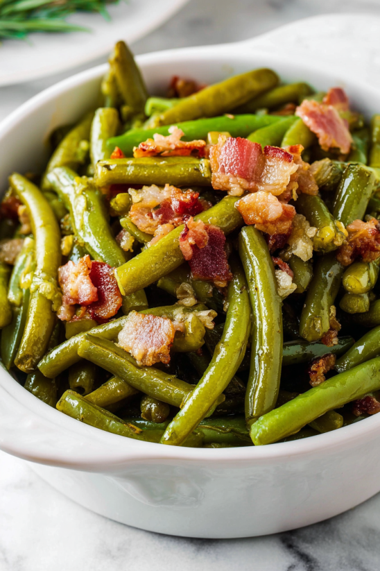Ein Crock Pot Green Beans enthält eine Mischung aus grünen Bohnen, Bacon und anderen Zutaten.