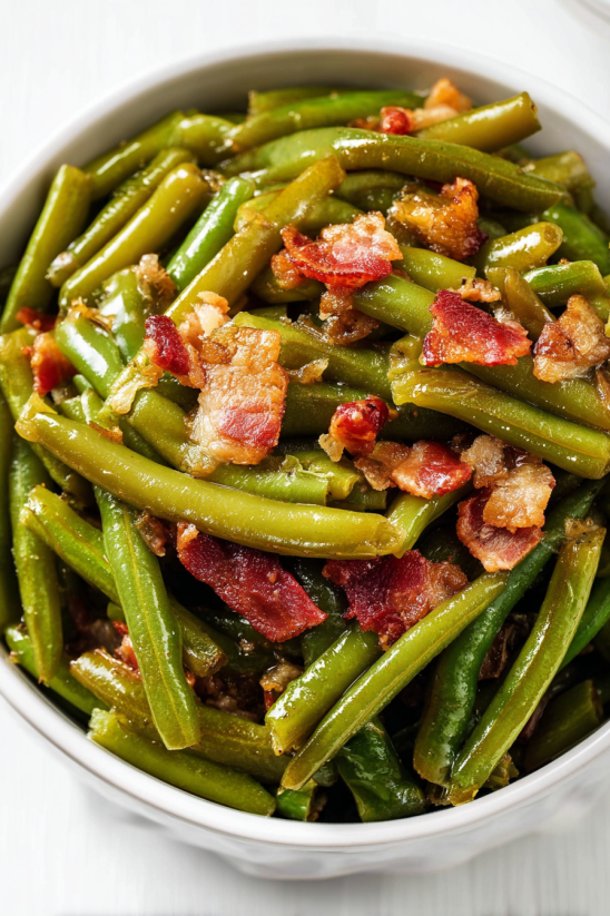 Ein Crock Pot Green Beans enthält eine Mischung aus grünen Bohnen, Bacon und Gewürzen.