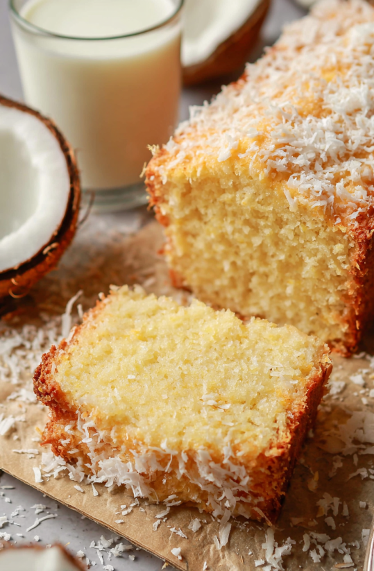Ein St&uuml;ck Pineapple Coconut Quick Bread auf einem Teller.