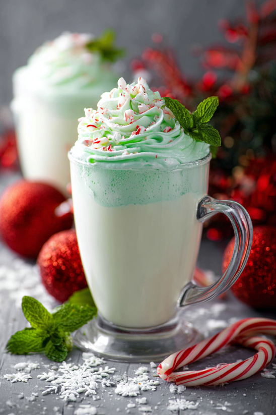 Ein Glas Peppermint White Hot Chocolate mit Eis und Schokoladengarnelen.