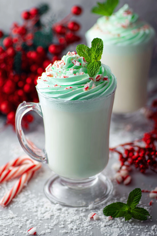 Ein Glas Peppermint White Hot Chocolate mit einer Mintblume auf dem Deckel.