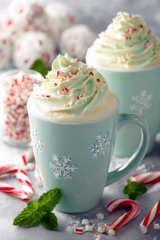 Ein Glas mit Peppermint White Hot Chocolate.