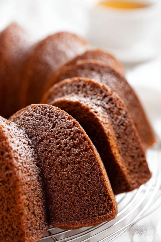 Eine Schicht aus Chocolate Root Beer Pound Cake auf einem Teller.