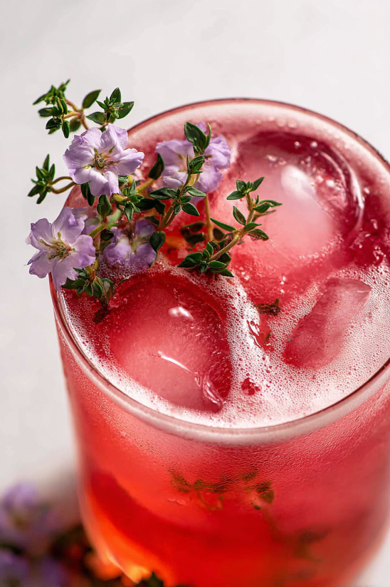 Ein Glas mit einer Transfusion-Getränk, das aus einer Mischung aus roten und grünen Zutaten zubereitet wurde.
