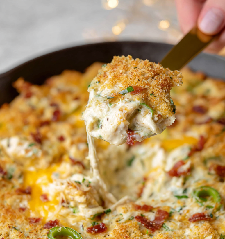 Ein Bacon Jalapeno Popper Dip, der in einem Schälchen serviert wird.