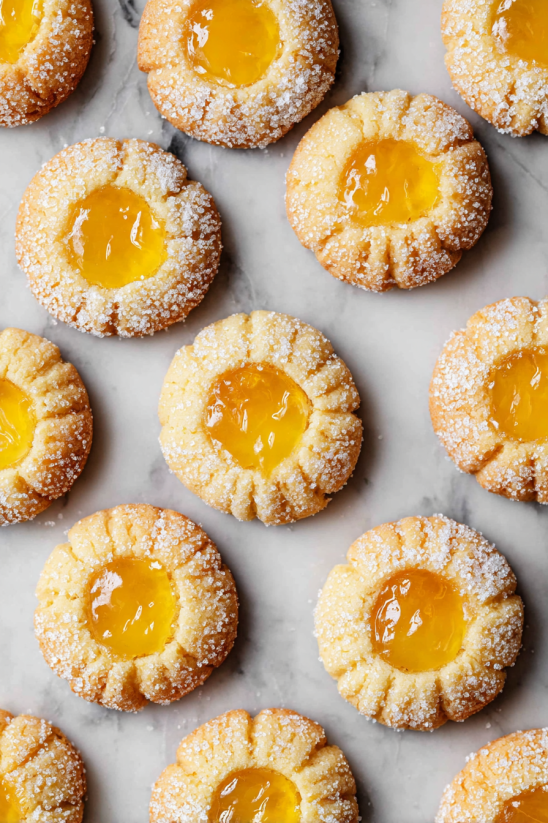 Eine Schicht von lemon-curd-Cookies, die auf einem Marmor-Tisch liegen.