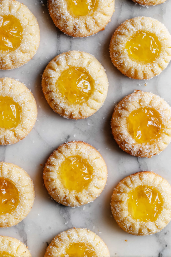 Eine Schicht von lemon-curd-Cookies, die auf einem Marmor-Tisch liegen.