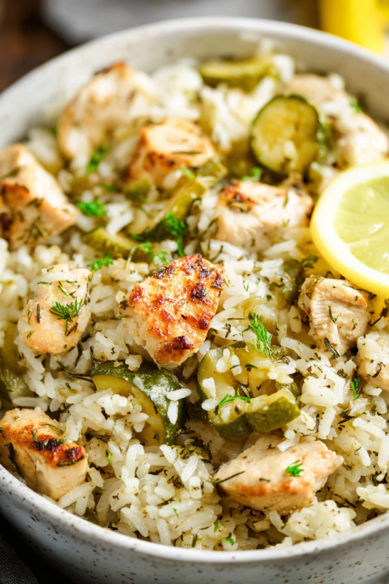 Ein Instant Pot mit einer Mischung aus Rice, Zwiebeln, Knoblauch und Chicken.