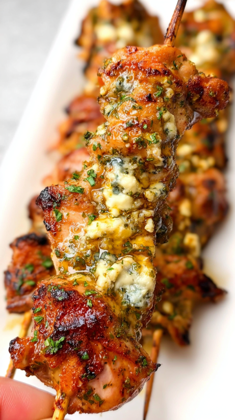 Eine Platte mit Chicken Skewers, die mit Ranch, Garlic und Parmesan garniert sind.