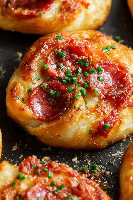 Ein kleiner, knuspriger Pizza mit Tomaten, Basilikum und Parmesan.