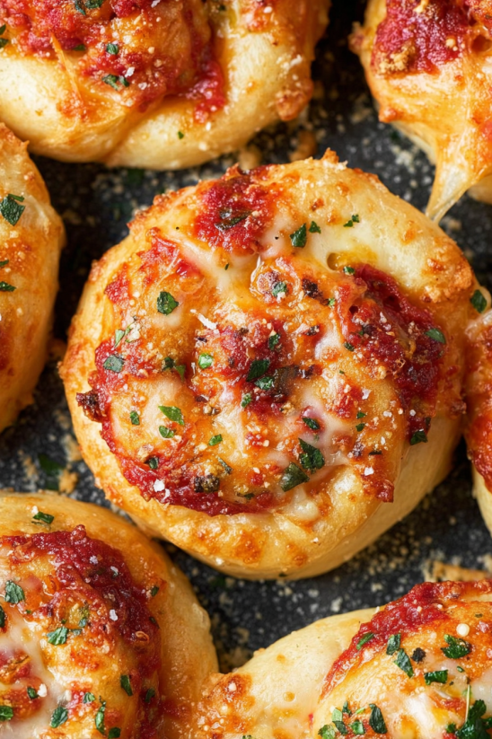 Ein Bild von Garlic Parmesan Mini Deep Dish Pizzas, die auf einem Teller liegen.