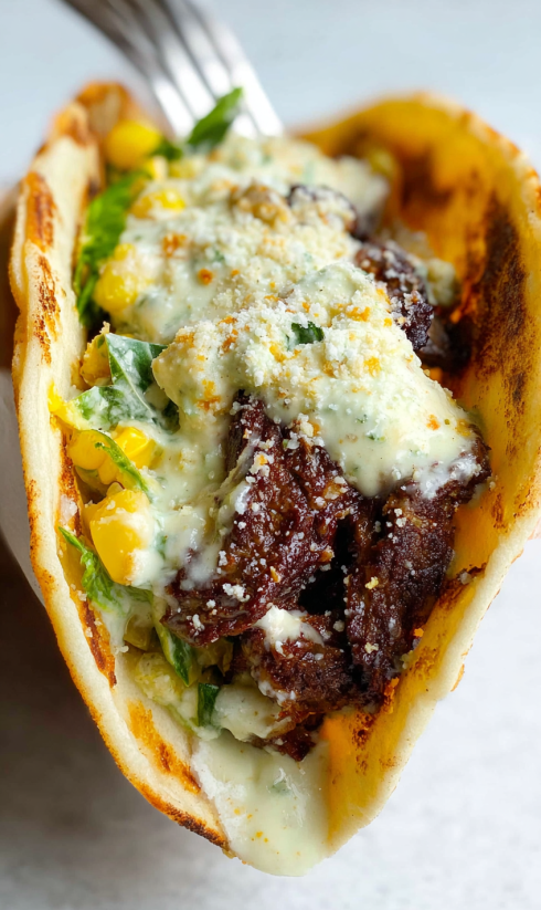 Ein Sandwich mit Käse, Kartoffeln und Korn.