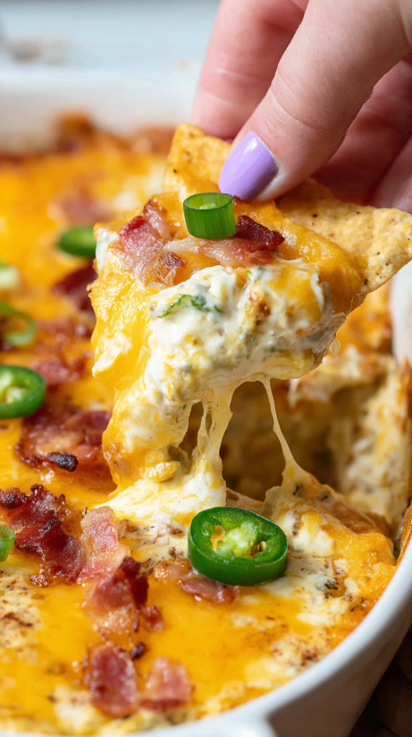 Ein Baked Chuy's Jalapeno Chicken Dip mit Bacon und Jalapenos.