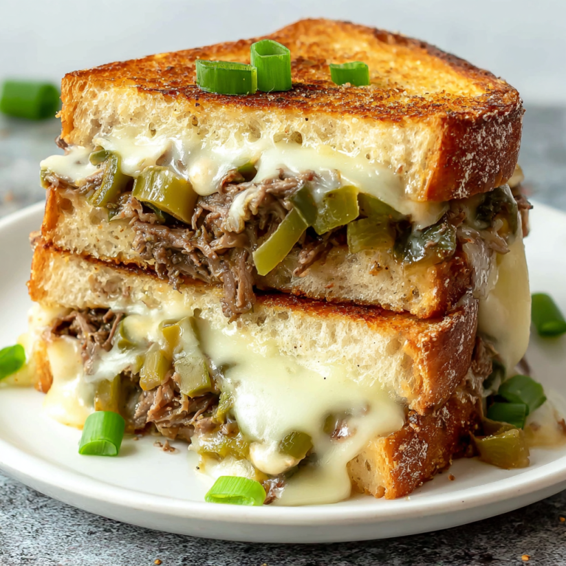 Ein Sandwich, das aus Käse, Fleisch und Grilled Cheese besteht, auf einem weißen Teller.