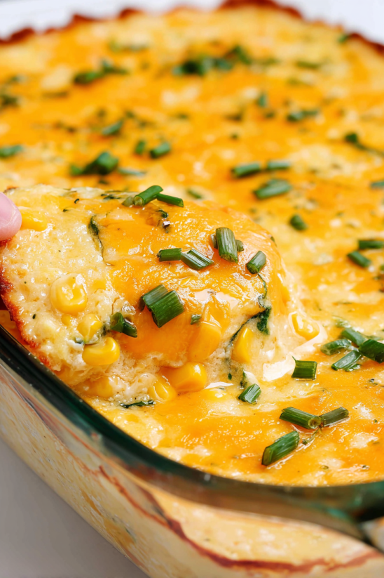 Ein Handgelenk, das eine Schüssel mit Kartoffeln und Korn darstellt.