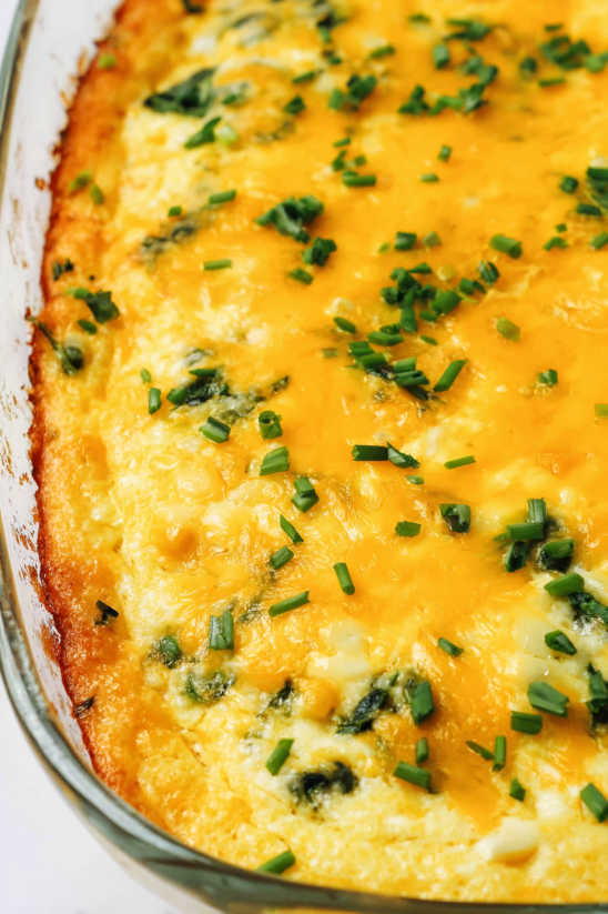 Ein Käsekuchen mit grünen Zwiebeln und Käse.