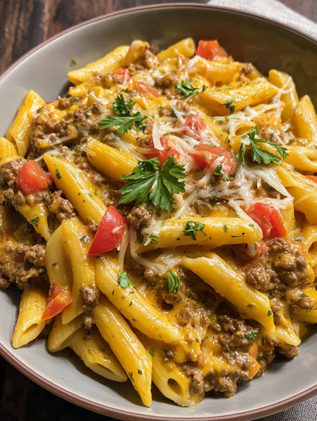 Ein Bild von Pasta mit Queso und Tomaten.