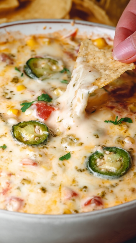 Eine Person nimmt eine Schüssel mit Restaurant-Stil Queso Blanco mit Sweet Corn.