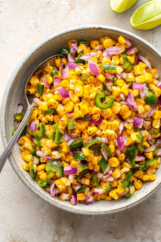 Ein Becher mit einer Mischung aus Kartoffeln, Paprika, Zwiebeln und Koriander.