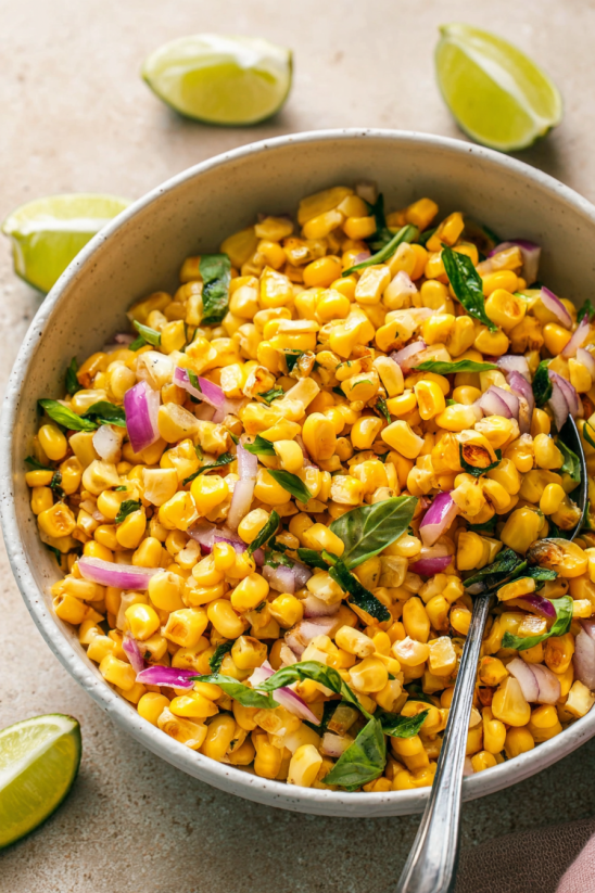 Ein Schalen mit Kartoffeln, Onions und Lime.