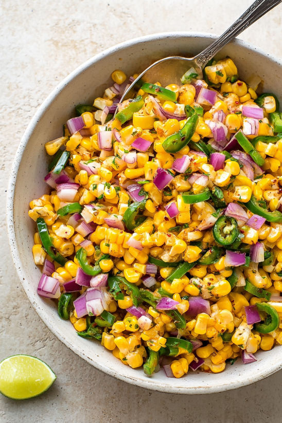Ein großer Becher mit einer Mischung aus Kartoffeln, Paprika, Zwiebeln, Onions und Chilischoten.