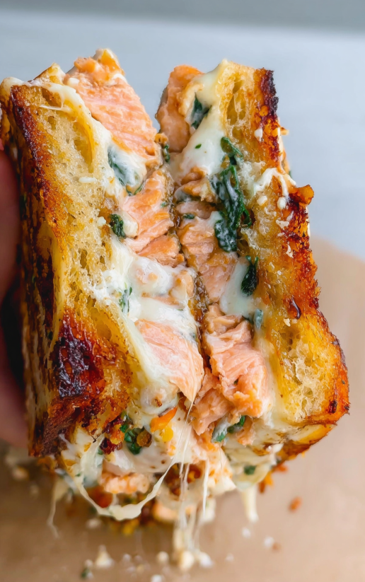 Ein Sandwich mit Salmon und Käse.