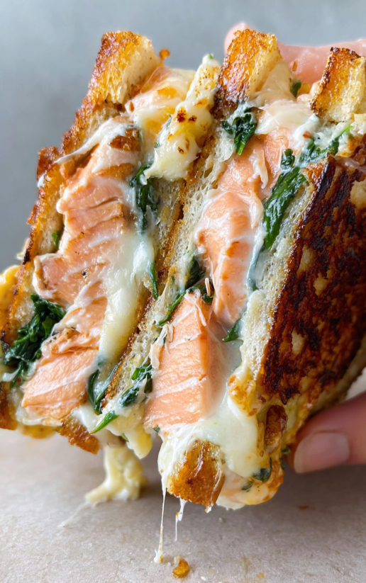 Ein Sandwich aus Salmon und Käse, das grillt.