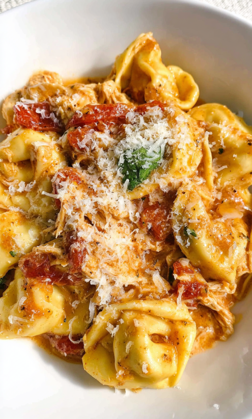 Ein Bild von Tortellini mit Tomaten, Basilikum und Parmesan.