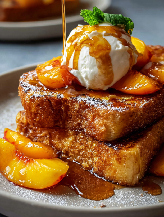 Eine Platte mit Toast, die mit Peach-Sauce und Eiscreme garniert ist.