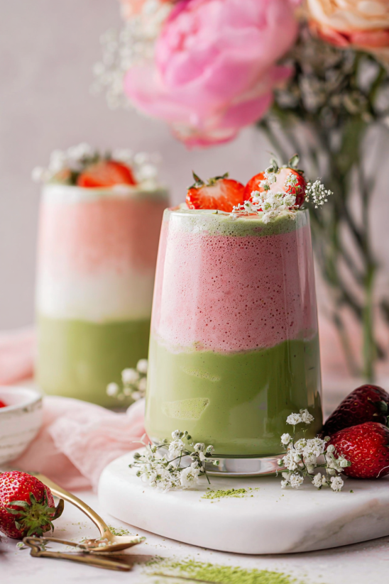Ein Glas mit einer Iced Strawberry Matcha Latte.
