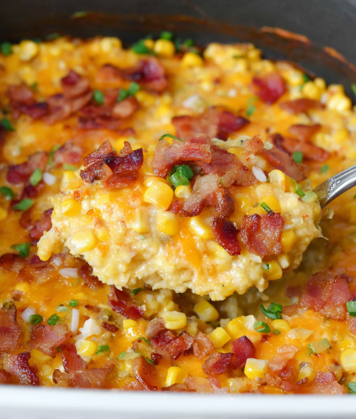 Ein Bild von einer cremigen, aufgekochten Kartoffelsuppe mit Bacon, Kartoffeln und Korn.