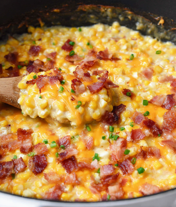 Eine Schüssel mit Kartoffeln und Bacon.