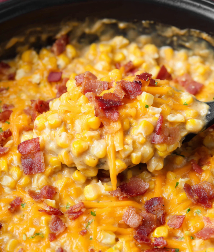 Eine Schüssel mit Kartoffeln und Bacon.