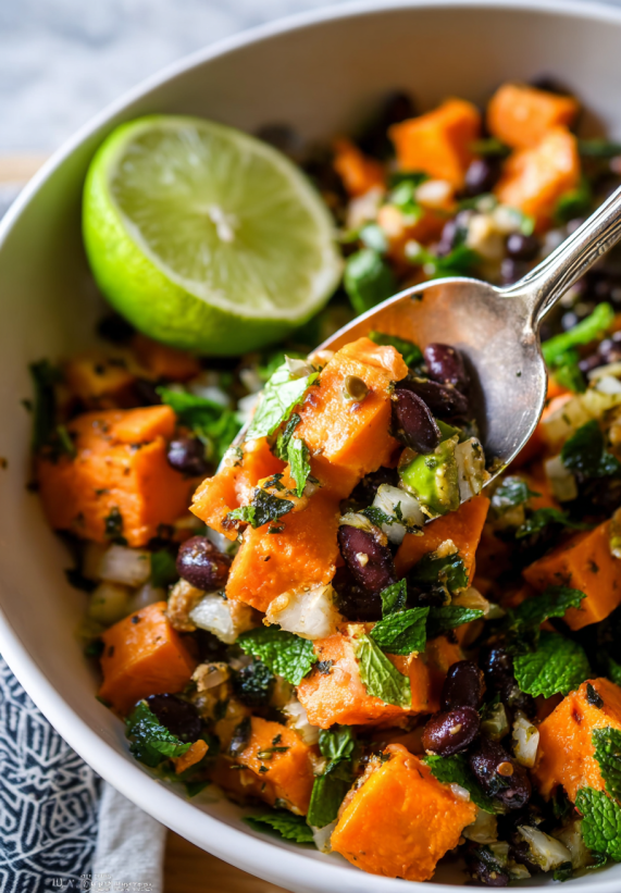 Ein weißer Teller mit einer Mischung aus Kürbis, Chili, Lime und Gewürzen.