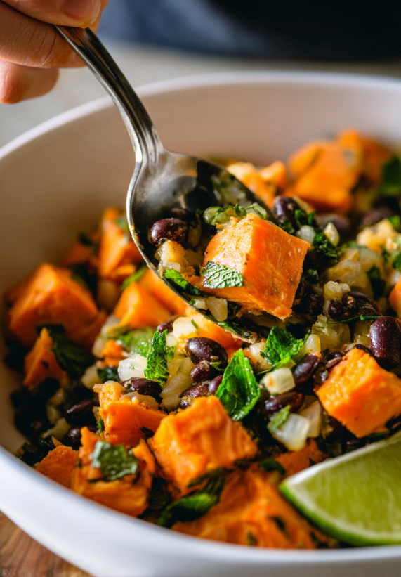 Ein weißer Teller mit einer Mischung aus Kürbis, Chili und Gemüse.