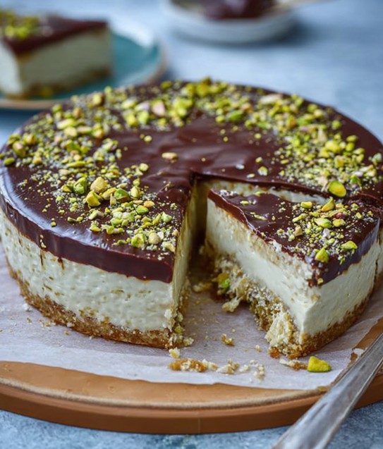 Ein Stück Schokoladen-Cheesecake mit Schokoladenstreusel auf einer Platte.