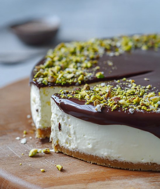 Eine Schokoladen-Cheesecake auf einem Holzblock.