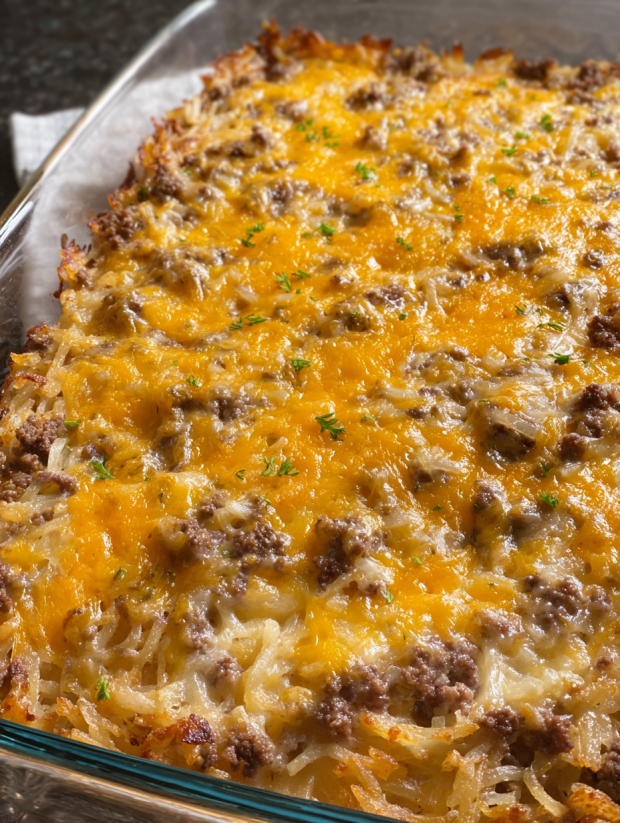 Ein Hamburger Hashbrown Casserole, der aus Kartoffeln, Rindfleisch, Zwiebeln und Käse besteht.