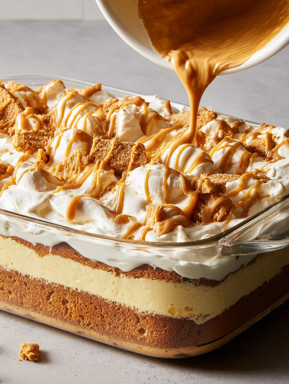 Ein Glas mit Biscoff Tres Leches, das mit Sauce garniert wird.