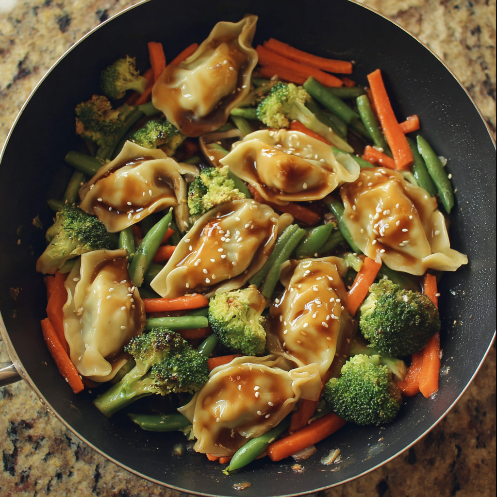 Ein Schalen mit einer Mischung aus Gemüse, darunter Karotten, Brokkoli, Zwiebeln und Kartoffeln, garniert mit Pasta.