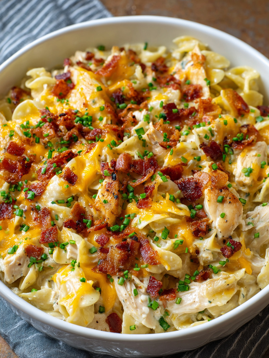 Ein großes, leckeres Casserole-Gericht mit Bacon, Pasta, Chicken und Zwiebeln.