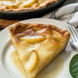 Ein Stück Birnenkuchen mit Creme.