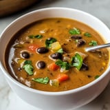 Eine Schüssel vegane schwarze Bohnensuppe.