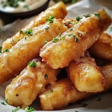Ein Teller mit frittiertem Essen und Dip.