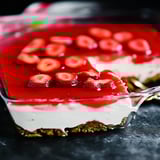 Ein Stück Brezel-Erdbeer-Jello auf dem Teller.