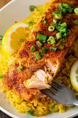 Ein Stück gebackener Lachs auf Reis.