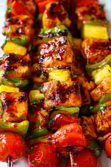 Sweet BBQ Chicken Kebabs mit Zwiebeln, Paprika und Pimenton.